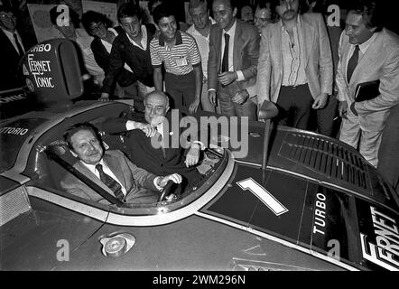 MME4803248 Modena, 1979. Politicians members of the Italian Christian Democracy Party Flaminio Piccoli and Amintore Fanfani in a rally car at the Festa dell'Amicizia (Friendship Festival), the annual meeting of their party/Modena, 1979. I politici democristiani Flaminio Piccoli e Amintore Fanfani in un auto da rally alla Festa dell'Amicizia, raduno annuale del loro partito -; (add.info.: Modena, 1979. Politicians members of the Italian Christian Democracy Party Flaminio Piccoli and Amintore Fanfani in a rally car at the Festa dell'Amicizia (Friendship Festival), the annual meeting of their Stock Photo