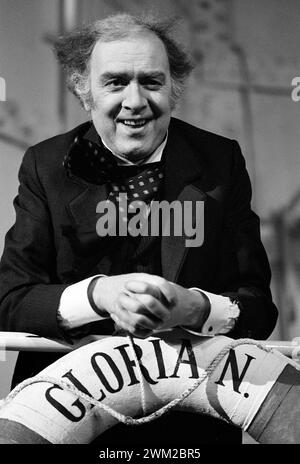 7395052 British actor Freddie Jones on the set of the movie 'E la nave va' (And the Ship Sails On) by Federico Fellini, Cinecittà Studios, Rome 1983 (b/w photo); © Marcello Mencarini. All rights reserved 2024. Stock Photo