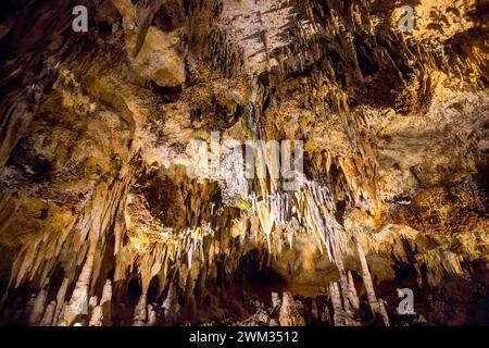 Speleothem formations such as stalactites and stalagmites in Luray Caverns, Virginia Stock Photo