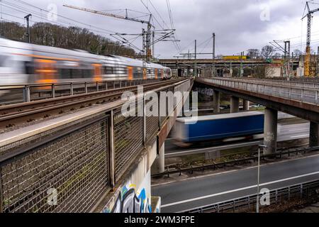 Eisenbahnbrücken Am Autobahnkreuz Duisburg-Kaiserberg, Kompletter Um ...