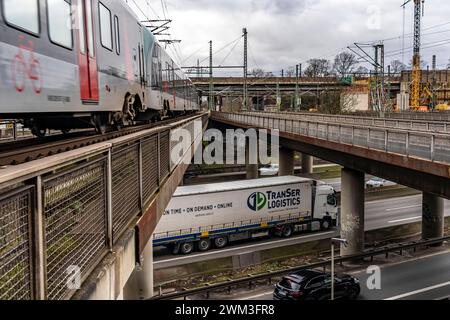 Eisenbahnbrücken Am Autobahnkreuz Duisburg-Kaiserberg, Kompletter Um ...