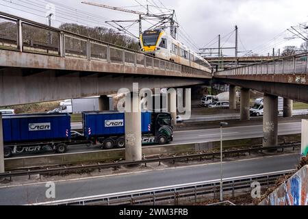 Eisenbahnbrücken Am Autobahnkreuz Duisburg-Kaiserberg, Kompletter Um ...