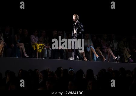 Milan, Italien. 23rd Feb, 2024. VERSACE Fall/Winter 2024 runway during Milan Fashion Week on February 2024 - Milan, Italy 23/02/2024 Credit: dpa/Alamy Live News Stock Photo