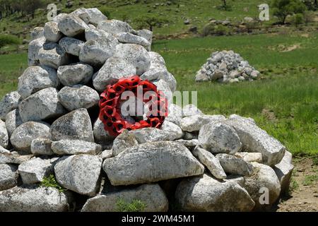 Wreath, ring of flowers, grave cairns of dead British soldiers on battlefield, battle of Isandlwana, 1879 Anglo Zulu war, South Africa, military event Stock Photo