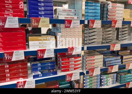 Camel, Winston, Pall Mall, Rothmans, Benson and Hedges, Lucky Strike,  Marlboro, etc.. Zigaretten sind auf den Kanarischen Inseln durch die  Sonderwirtschaftzone und damit auch auf Gran Canaria, Fuerteventura,  Lanzarote, Teneriffa und La