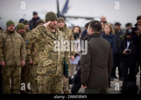 Photo of ukrainian soldier in full body armor holding rifle with scope ...