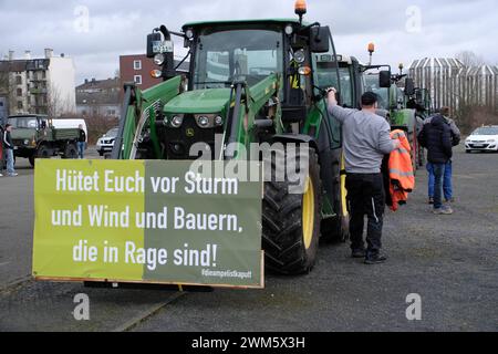 24.02.2024 xkhx Kassel, Demonstration, Autocorso von www.gemeinsamsindwirstark.org unter dem Motto Gemeinsam sind wir STARK demonstrieren im Auto, Traktor, LKW Menschen wie DU und ICH *** 24 02 2024 xkhx Kassel, demonstration, car parade by www gemeinsamsindwirstark org under the motto Together we are STRONG people like YOU and ME demonstrate in cars, tractors and trucks KH Stock Photo