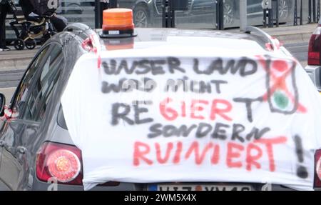 24.02.2024 xkhx Kassel, Demonstration, Autocorso von www.gemeinsamsindwirstark.org unter dem Motto Gemeinsam sind wir STARK demonstrieren im Auto, Traktor, LKW Menschen wie DU und ICH *** 24 02 2024 xkhx Kassel, demonstration, car parade by www gemeinsamsindwirstark org under the motto Together we are STRONG people like YOU and ME demonstrate in cars, tractors and trucks KH Stock Photo