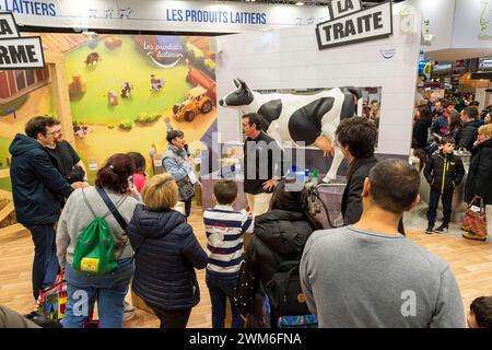 Paris, France. 24th Feb, 2024. © PHOTOPQR/OUEST FRANCE/Mathieu Pattier ; PARIS ; 24/02/2024 ; Samedi 24 février 2024, premier jour de la 60ème édition du salon international de l'agriculture de Paris porte de Versailles . Illustration du hall 1 . Paris, France, February 23, 2024.60th International Agricultural Show at the Porte de Versailles. Credit: MAXPPP/Alamy Live News Stock Photo