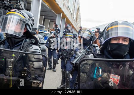 © PHOTOPQR/OUEST FRANCE/Mathieu Pattier ; PARIS ; 24/02/2024 ; Samedi 24 février 2024, premier jour de la 60ème édition du salon international de l'agriculture de Paris porte de Versailles, échauffourées entre manifestants des syndicats agricoles CR et FNSEA et les forces de l'ordre pendant la visite du président de la république Emmanuel Macron dans le hall 1 . French riot police intervene farmers gathering of the Salon de l'Agriculture in Paris this morning, on the sidelines of Emmanuel Macron's visit during 60th International Agriculture Fair (Salon de l'Agriculture) at the Porte Versai Stock Photo