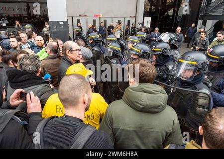 © PHOTOPQR/OUEST FRANCE/Mathieu Pattier ; PARIS ; 24/02/2024 ; Samedi 24 février 2024, premier jour de la 60ème édition du salon international de l'agriculture de Paris porte de Versailles, échauffourées entre manifestants des syndicats agricoles CR et FNSEA et les forces de l'ordre pendant la visite du président de la république Emmanuel Macron dans le hall 1 . French riot police intervene farmers gathering of the Salon de l'Agriculture in Paris this morning, on the sidelines of Emmanuel Macron's visit during 60th International Agriculture Fair (Salon de l'Agriculture) at the Porte Versai Stock Photo