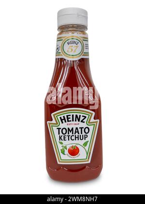 Italia - January 31, 2024:  Heinz Tomato Ketchup Sauce in plastic  bottle isolated on white with clipping path included. Classic American Ketchup Stock Photo