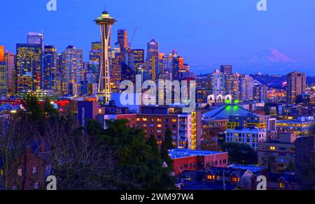 Outstanding downtown view of Seattle from Queen Anne Hill at dusk with the city lights aglow with the Space Needle, and Mt. Rainier in the background Stock Photo