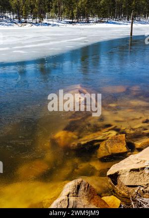 A colorful, partially frozen Willow Springs lake on the Mogollon Rim near Payson, AZ. Stock Photo