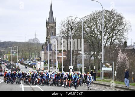 Kortrijk, Belgium. 25th Feb, 2024. The pack of riders pictured in action during the Kuurne-Brussels-Kuurne one day cycling race, 196, 4 km from Kuurne to Kuurne via Brussels, Sunday 25 February 2024. BELGA PHOTO JASPER JACOBS Credit: Belga News Agency/Alamy Live News Stock Photo