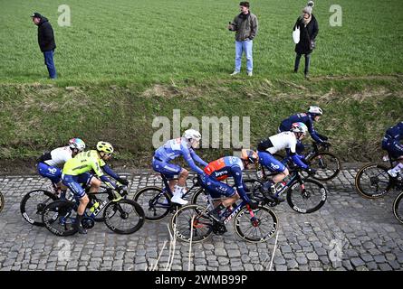 Kortrijk, Belgium. 25th Feb, 2024. The pack of riders pictured in action during the Kuurne-Brussels-Kuurne one day cycling race, 196, 4 km from Kuurne to Kuurne via Brussels, Sunday 25 February 2024. BELGA PHOTO JASPER JACOBS Credit: Belga News Agency/Alamy Live News Stock Photo