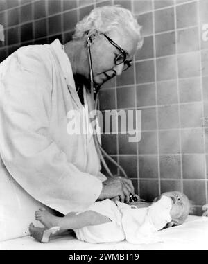 Virginia Apgar, American physician who invented the Apgar Score. Virginia Apgar (1909 – 1974) American physician Stock Photo