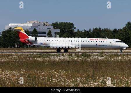 Die Mitsubishi CRJ-1000 CRJX der Fluglinie Iberia Regional IB / IBE, Betreiber Air Nostrum, mit der Registrierung EC-MJP MSN: 19046 startet vom Flughafen Hamburg Airport EDDH/HAM. Hamburg Hamburg Deutschland *** The Mitsubishi CRJ 1000 CRJX of the airline Iberia Regional IB IBE , operator Air Nostrum, with the registration EC MJP MSN 19046 takes off from Hamburg Airport EDDH HAM Hamburg Hamburg Germany Stock Photo