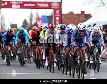 Kortrijk, Belgium. 25th Feb, 2024. The pack of riders pictured in action during the Kuurne-Brussels-Kuurne one day cycling race, 196, 4 km from Kuurne to Kuurne via Brussels, Sunday 25 February 2024. BELGA PHOTO DAVID PINTENS Credit: Belga News Agency/Alamy Live News Stock Photo