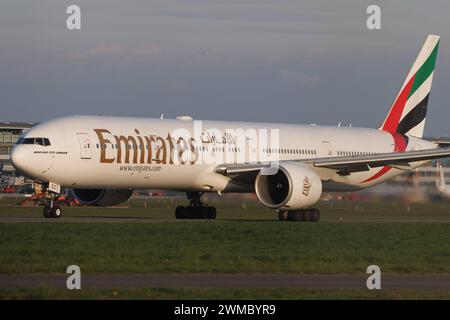 Die Boeing 777-36NER B77W der Fluglinie Emirates EK / UAE mit der Registrierung A6-ECC MSN: 33865 startet vom Flughafen Hamburg Airport EDDH/HAM. Hamburg Hamburg Deutschland *** The Boeing 777 36N ER B77W of the airline Emirates EK UAE with the registration A6 ECC MSN 33865 takes off from Hamburg Airport EDDH HAM Hamburg Hamburg Germany Stock Photo