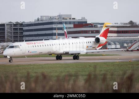 Die Mitsubishi CRJ-1000 CRJX der Fluglinie Iberia Regional IB / IBE, Betreiber Air Nostrum, mit der Registrierung EC-MUG MSN: 19061 rollt am Flughafen Hamburg Airport EDDH/HAM. Hamburg Hamburg Deutschland *** The Mitsubishi CRJ 1000 CRJX of the airline Iberia Regional IB IBE , operator Air Nostrum, with the registration EC MUG MSN 19061 is taxiing at Hamburg Airport EDDH HAM Hamburg Hamburg Germany Stock Photo