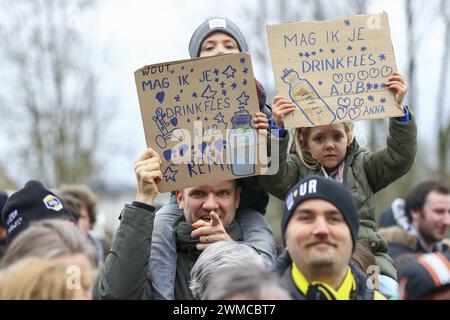 Kortrijk, Belgium. 25th Feb, 2024. Illustration picture shows supporters after the finish of the Kuurne-Brussels-Kuurne one day cycling race, 196, 4 km from Kuurne to Kuurne via Brussels, Sunday 25 February 2024. BELGA PHOTO DAVID PINTENS Credit: Belga News Agency/Alamy Live News Stock Photo