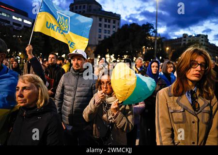 Barcelona, Spain. 24th Feb, 2024. A young protester holds a pair of heart-shaped balloons in the colors of the Ukrainian flag during the rally. (Credit Image: © Pol Cartie/SOPA Images via ZUMA Press Wire) EDITORIAL USAGE ONLY! Not for Commercial USAGE! Stock Photo
