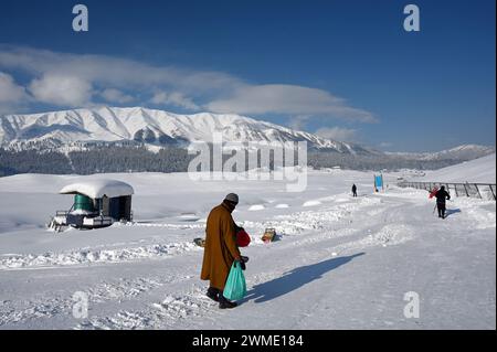Srinagar, India. 25th Feb, 2024. SRINAGAR, INDIA - FEBRUARY 25: Tourists are seen enjoying at famous snow covered ski resort, Gulmarg, about 55kms from on February 25, 2024 in Srinagar, India. (Photo by Waseem Andrabi/Hindustan Times/Sipa USA ) Credit: Sipa USA/Alamy Live News Stock Photo