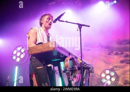 Manchester, UK. 25th February 2024. Supergroup FIZZ consisting of Greta Isaac, Martin Luke Brown, Dodie and Orla Gartland perform at the Manchester O2 Ritz on their  'THE SECRET TO LIFE TOUR'  tour.  2024-02-25 . Credit:  Gary Mather/Alamy Live News Stock Photo