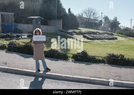 Jerusalem, Israel. 26th Feb, 2024. A lone woman protests outside the Knesset, the Israeli Parliament, with a Hebrew sign reading “My father was killed in the 73 fiasco, my son was killed in the 23 fiasco, indictment for Bibi and his government of destruction”. Credit: Nir Alon/Alamy Live News Stock Photo