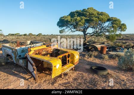 Old rusty car abandonned near the Old Eyre Highway at Koonalda Homestead, Nullarbor, South Australia, SA, Australia Stock Photo