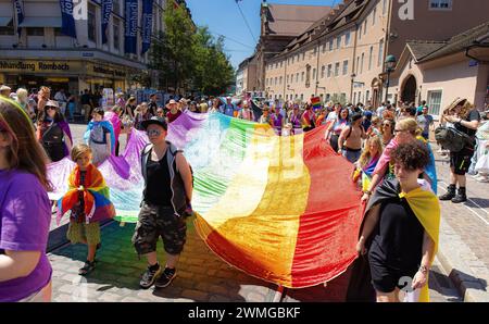 An der Spitz liefen auch mehrere Personen mit einer mehreren Meter grossen Regenbogenfahne mit. Am CSD Freiburg nahmen, bei heissem Sommerwetter, schä Stock Photo