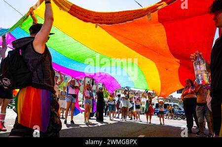 An der Spitz liefen auch mehrere Personen mit einer mehreren Meter grossen Regenbogenfahne mit. Am CSD Freiburg nahmen, bei heissem Sommerwetter, schä Stock Photo