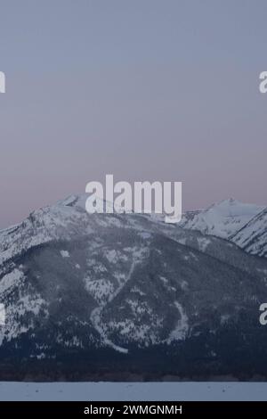 in eiskalter Nacht... Rocky Mountains * Wyoming *, kurz vor Tagesanbruch, Blick auf die Grand Teton Range vor zart rosa farbenem Nachthimmel, idyllische Winterstimmung, Landschaftsbild Vereinigte Staaten, USA *** Daybreak above the Teton Range, purple sky over snow covered mountains, hills, close to Jackson Hole, Wyoming, USA Wyoming Nordamerika, Vereinigte Staaten von Amerika Stock Photo