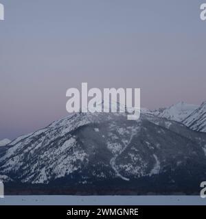 in eiskalter Nacht... Rocky Mountains * Wyoming *, kurz vor Tagesanbruch, Blick auf die Grand Teton Range vor zart rosa farbenem Nachthimmel, idyllische Winterstimmung, Landschaftsbild Vereinigte Staaten, USA *** Daybreak above the Teton Range, purple sky over snow covered mountains, hills, close to Jackson Hole, Wyoming, USA Wyoming Nordamerika, Vereinigte Staaten von Amerika Stock Photo