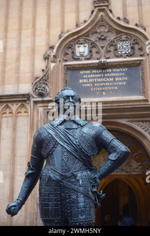 Statue of the Earl of Pembroke, founder of Pembroke College at Oxford University, within the courtyard of the Bodleian Library in Oxford, UK Stock Photo