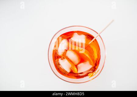 Overhead view of a classic Aperol Spritz with ice and orange slice. Stock Photo