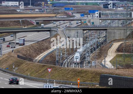 Autobahn A8 bei Merklingen. Neue Schnellfahrstrecke Stuttgart Ulm, Bahnhof Merklingen/Schwäbische Alb. // 25.02.2024: Merklingen, Baden-Württemberg, Deutschland. *** A8 highway near Merklingen New Stuttgart Ulm high-speed line, Merklingen Schwäbische Alb station 25 02 2024 Merklingen, Baden Württemberg, Germany Stock Photo