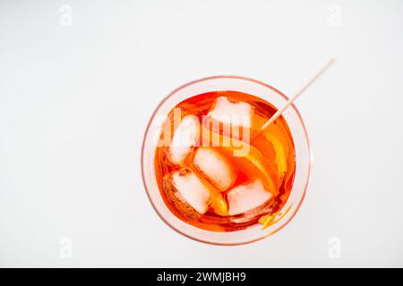 Overhead view of a classic Aperol Spritz with ice and orange slice. Stock Photo