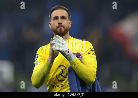 Milan, Italy. 20th Feb, 2024. Jan Oblak of Atletico Madrid applauds the fans following the final whistle of the UEFA Champions League match at Giuseppe Meazza, Milan. Picture credit should read: Jonathan Moscrop/Sportimage Credit: Sportimage Ltd/Alamy Live News Stock Photo