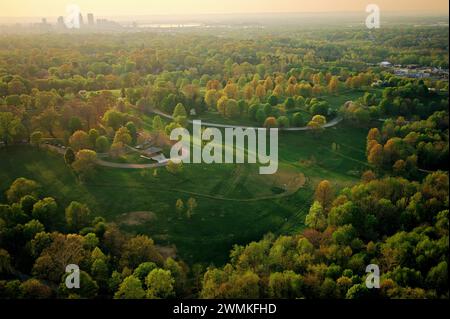 Aerial view over 409-acre Cherokee Park, designed in 1891 by Frederick Law Olmsted in the east side of Louisville, Kentucky. Baringer Hill in the s... Stock Photo