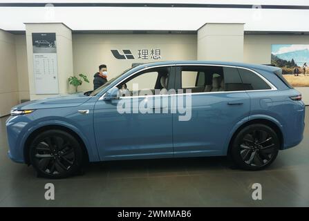 HANGZHOU, CHINA - FEBRUARY 27, 2024 - Customers look at electric cars at an Li Auto store in Hangzhou, East China's Zhejiang province, Feb 27, 2024. O Stock Photo