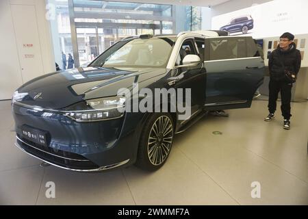 HANGZHOU, CHINA - FEBRUARY 27, 2024 - Customers experience an AITO M9 car at a Huawei store in Hangzhou, East China's Zhejiang province, Feb 27, 2024. Stock Photo