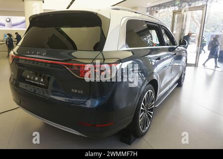 HANGZHOU, CHINA - FEBRUARY 27, 2024 - Customers experience an AITO M9 car at a Huawei store in Hangzhou, East China's Zhejiang province, Feb 27, 2024. Stock Photo