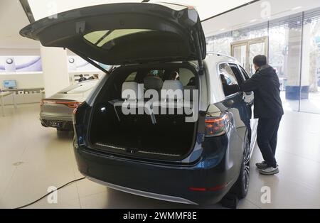 HANGZHOU, CHINA - FEBRUARY 27, 2024 - Customers experience an AITO M9 car at a Huawei store in Hangzhou, East China's Zhejiang province, Feb 27, 2024. Stock Photo