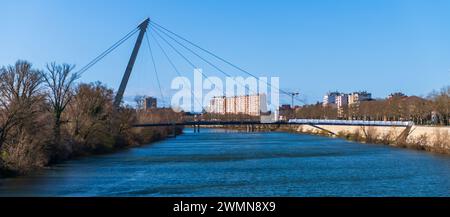 The Rapas footbridge under construction over the Garonne in Toulouse, Haute Garonne, Occitanie, France Stock Photo