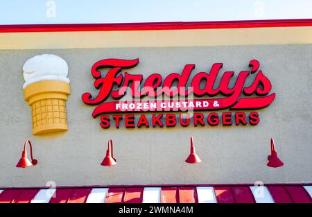 Ocala, FL 2-26-2024 Freddys Frozen Custard and Steakburgers, Vienna Beef hot dogs, chicken sandwiches, and ice cream desserts. exterior and logo red l Stock Photo