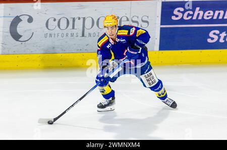 EHC Kloten - Lausanne HC, Stimo Arena, National League NL, Regular Season: #10 Jonathan Ang, Stürmer und Topskorer EHC Kloten mit dem Puck. (Kloten, S Stock Photo