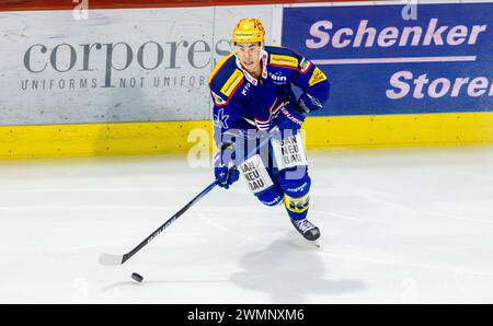 EHC Kloten - Lausanne HC, Stimo Arena, National League NL, Regular Season: #10 Jonathan Ang, Stürmer und Topskorer EHC Kloten mit dem Puck. (Kloten, S Stock Photo