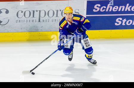 EHC Kloten - Lausanne HC, Stimo Arena, National League NL, Regular Season: #10 Jonathan Ang, Stürmer und Topskorer EHC Kloten mit dem Puck. (Kloten, S Stock Photo